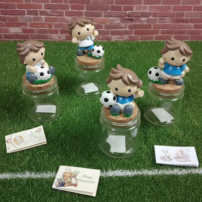 Prima Comunione e Santa Cresima barattolini vasetti tappo sughero  applicazione calcio calciatore con pallone statuetta maglia azzurra Italia da confezionare come bomboniera segnaposto portaconfetti