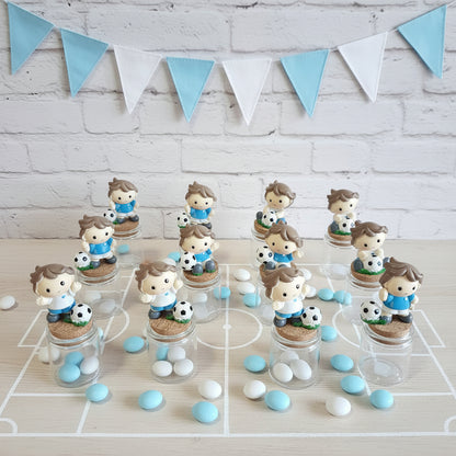 confettata bianco e azzurro barattolini vasetti tappo sughero  applicazione calcio calciatore con pallone statuetta maglia azzurra Italia da confezionare come bomboniera segnaposto portaconfetti