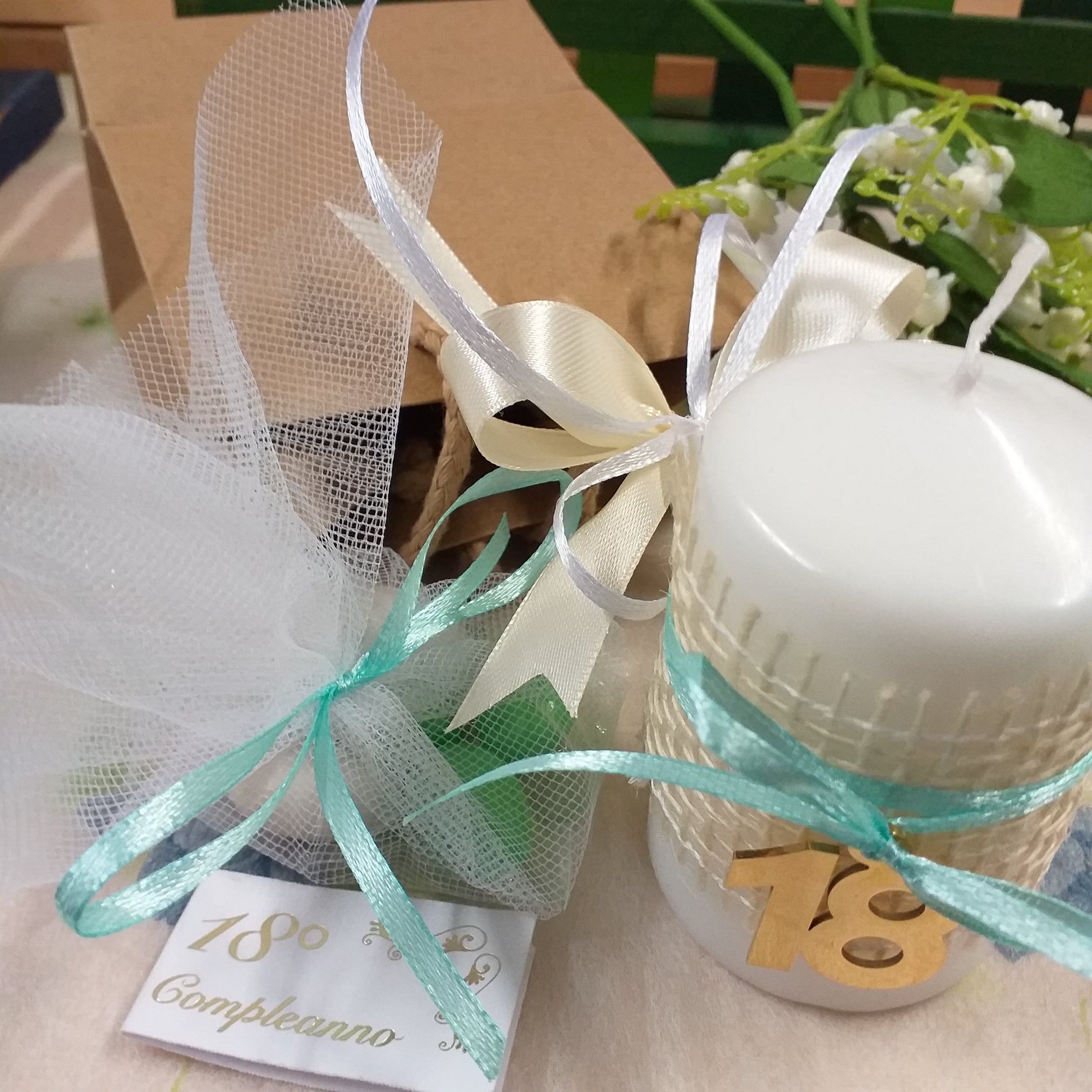 panna avorio e candela bomboniera diciottesimo compleanno rivestita juta ciondolo 18 di metallo confezionata confetti bianchi verdi bigliettino bianco shopper borsina