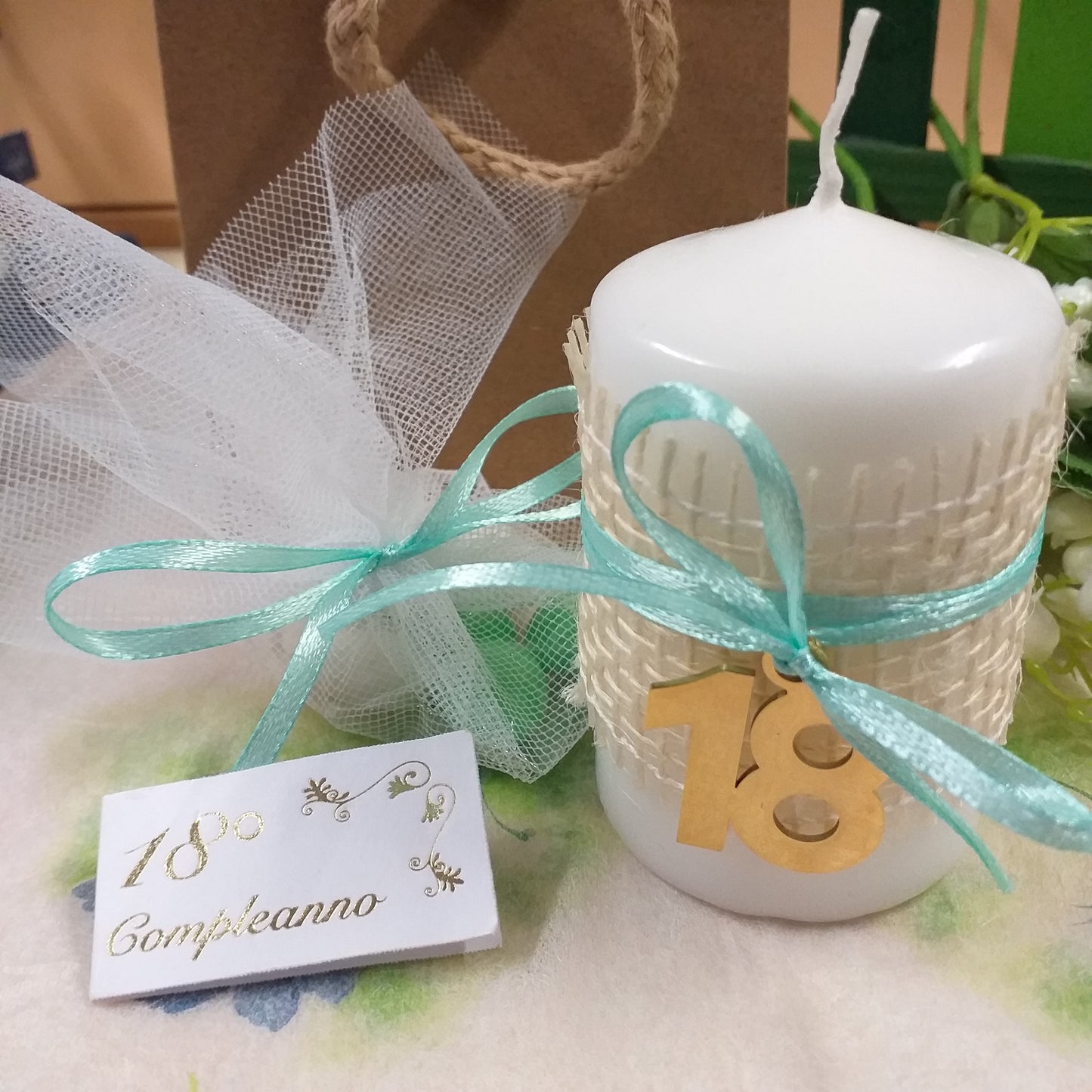 candela bomboniera diciottesimo compleanno rivestita juta ciondolo 18 di metallo confezionata confetti bianchi verdi bigliettino bianco shopper borsina