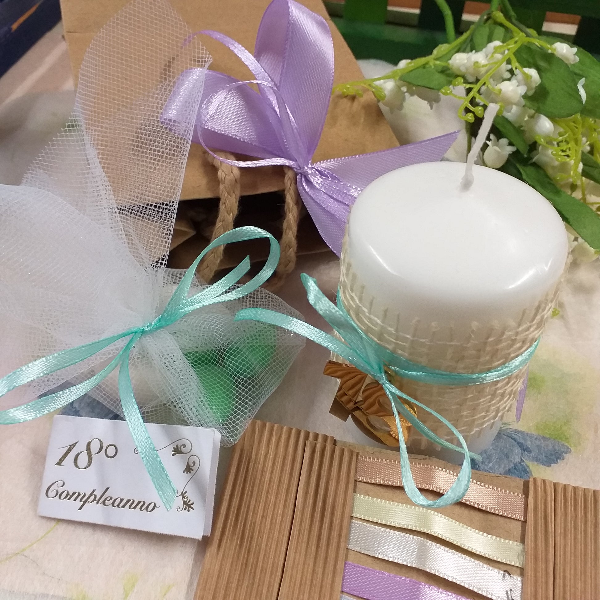 lilla pastello per ragazza candela bomboniera diciottesimo compleanno rivestita juta ciondolo 18 di metallo confezionata confetti bianchi verdi bigliettino bianco shopper borsina