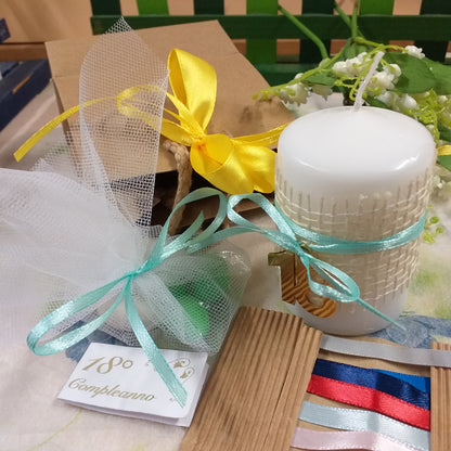 giallo o altri colori e candela bomboniera diciottesimo compleanno rivestita juta ciondolo 18 di metallo confezionata confetti bianchi verdi bigliettino bianco shopper borsina