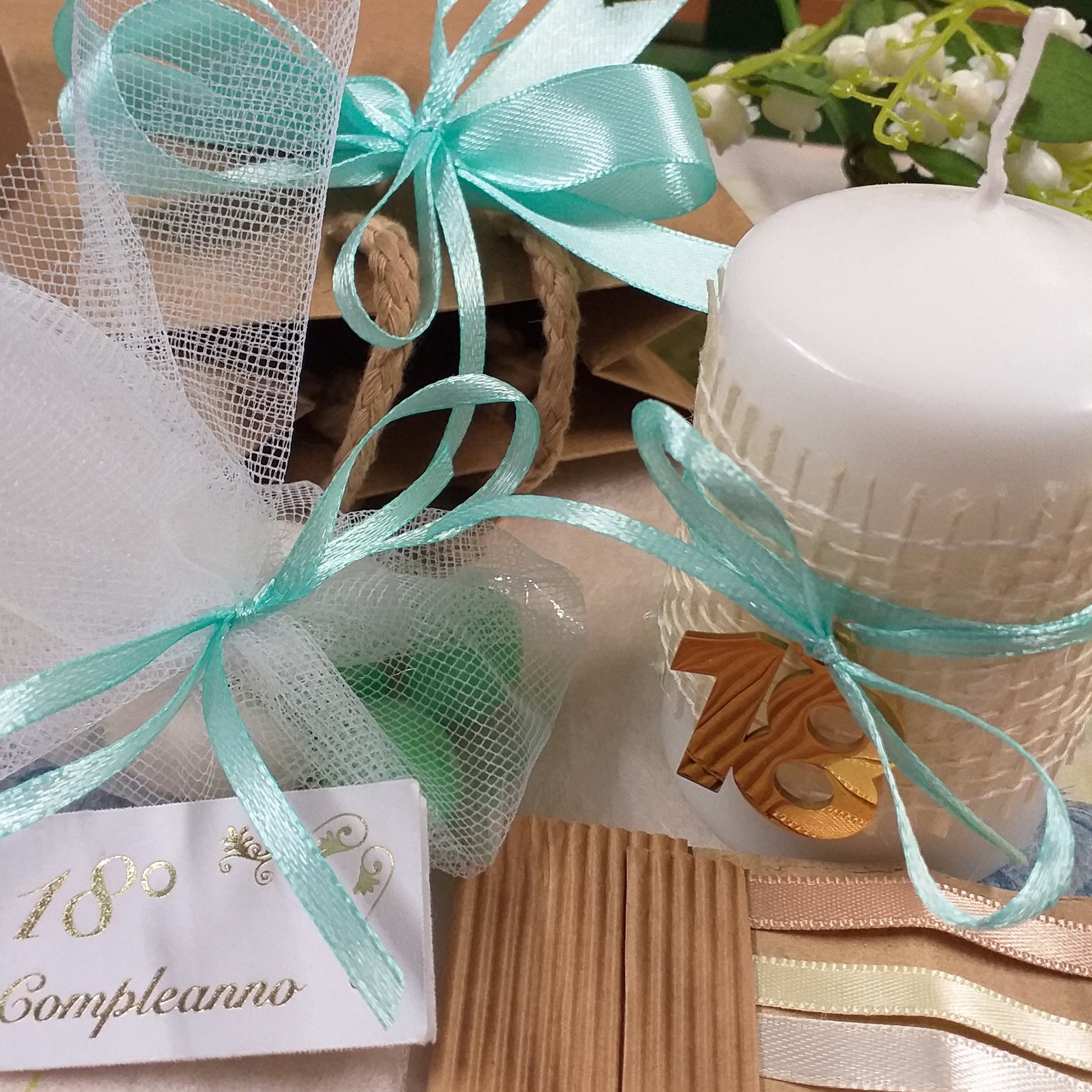 verde tiffani-chiaro per ragazzo candela bomboniera diciottesimo compleanno rivestita juta ciondolo 18 di metallo confezionata confetti bianchi verdi bigliettino bianco shopper borsina