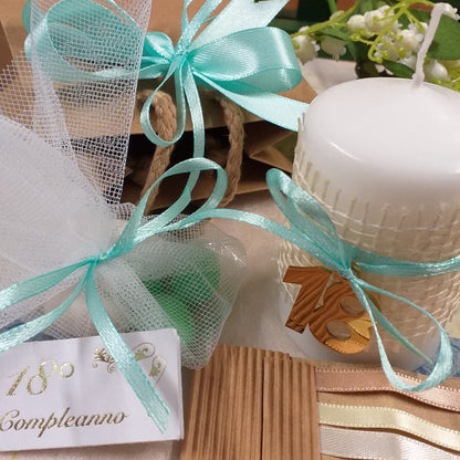 verde tiffani-chiaro per ragazzo candela bomboniera diciottesimo compleanno rivestita juta ciondolo 18 di metallo confezionata confetti bianchi verdi bigliettino bianco shopper borsina