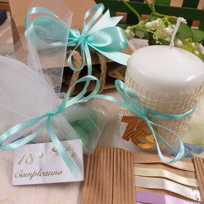 tiffani-chiaro pastello e candela bomboniera diciottesimo compleanno rivestita juta ciondolo 18 di metallo confezionata confetti bianchi verdi bigliettino bianco shopper borsina