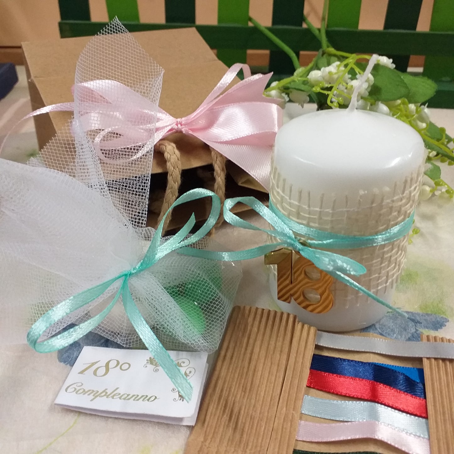 rosa per ragazza candela bomboniera diciottesimo compleanno rivestita juta ciondolo 18 di metallo confezionata confetti bianchi verdi bigliettino bianco shopper borsina