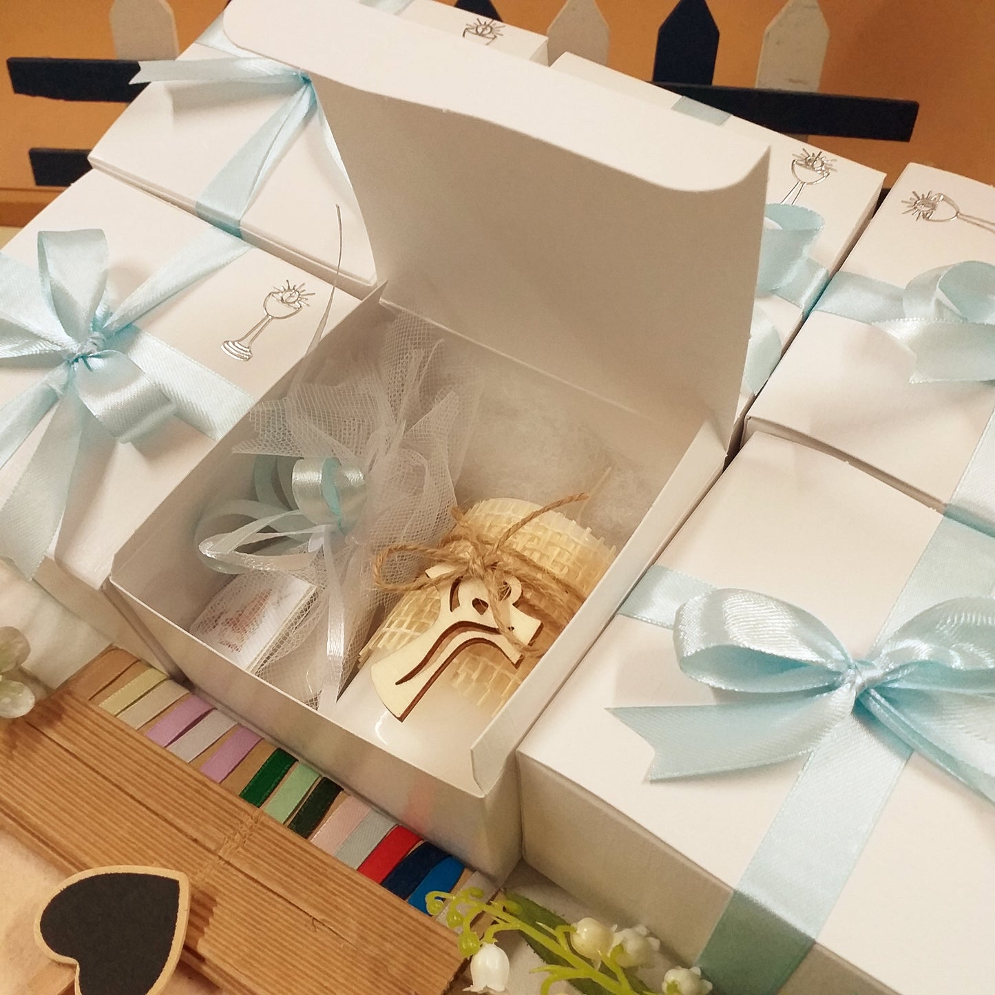 candela bianca cero lunga durata lumino bomboniera juta corda ciondolo Croce Tau legno confezionata confetti tulle e scatolina bomboniera green per Comunione Cresima nastro azzurro