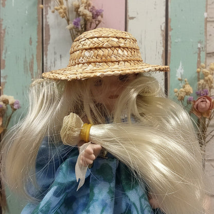 primo piano bambola di pezza stoffa da creare con acconciatura capelli finti sintetici e cappello rafia paglia modello firenze