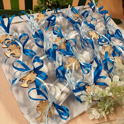 vassoio confettata caramella portaconfetti bomboniera prima comunione albero della vita ciondolo legno confezionata confetti bianchi cioccolato mandorla nastrini celeste blu maschietto bambino ragazzino