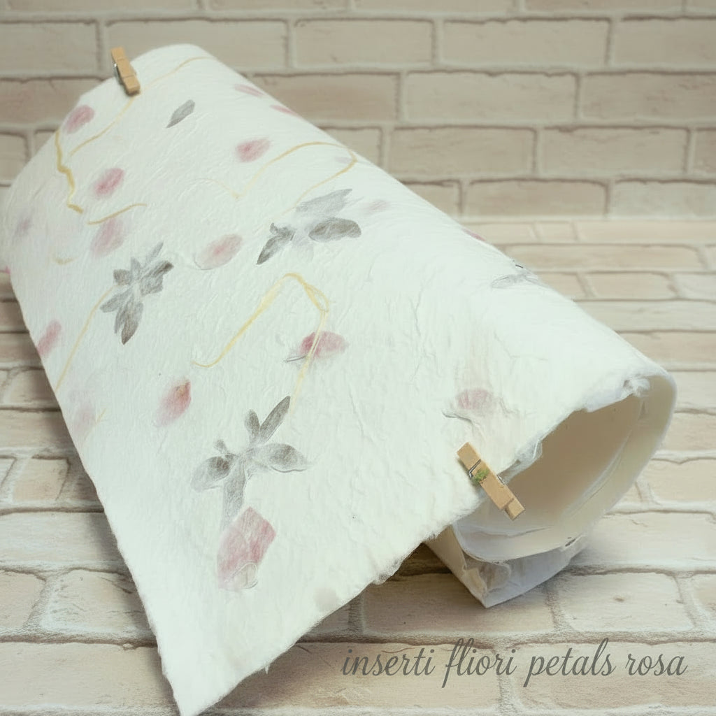 Carta gelso fatta a mano con fiori rossi rosa inserti petali foglie rafia base avoha bianca uso packaging confezionamento regali bomboniere legatoria scrapbooking decorazioni pasquali