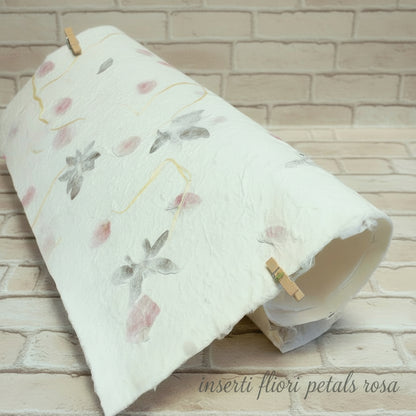 Carta gelso fatta a mano con fiori rossi rosa inserti petali foglie rafia base avoha bianca uso packaging confezionamento regali bomboniere legatoria scrapbooking decorazioni pasquali