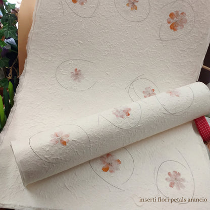 Carta gelso fatta a mano con fiori giallo arancio inserti petali foglie rafia base avoha bianca uso packaging confezionamento regali bomboniere legatoria scrapbooking pasquale