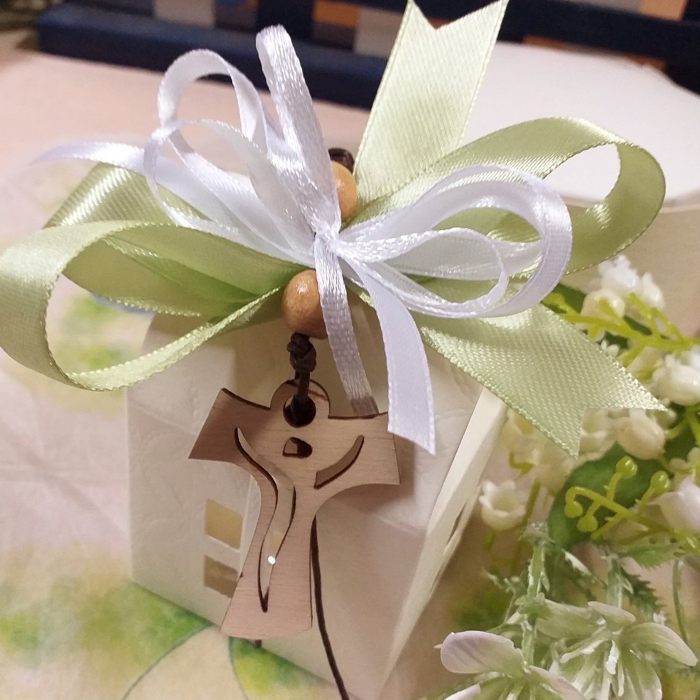 chiesetta casetta cartoncino scatolina portaconfetti bomboniera comunione cresima portachiavi tau croce legno perle corda nastro coccarda verde confezionata confetti