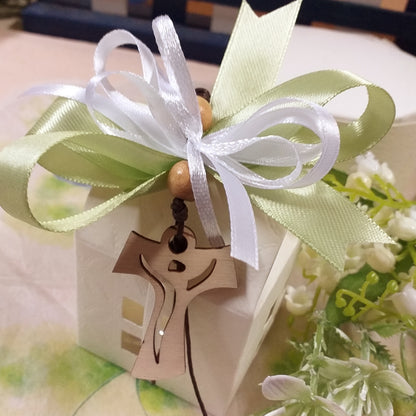 chiesetta casetta cartoncino scatolina portaconfetti bomboniera comunione cresima portachiavi tau croce legno perle corda nastro coccarda verde confezionata confetti