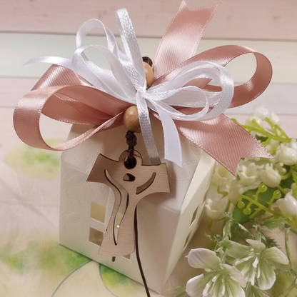 chiesetta casetta cartoncino scatolina portaconfetti bomboniera comunione cresima portachiavi tau croce legno perle corda nastro coccarda bianco e rosa antico confezionata confetti