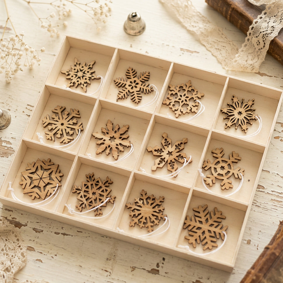 cassettina assortita 12 modelli fiocco di neve stelline legno ghiaccio uso decorazioni natalizie albero Natale addobbi chiudipacco regalo vetrinistica ciondolini applicazioni legnetti 