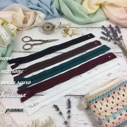 assortimento cerniere colori basici, chiusure lampo con zip per borse di lavorazioni fatte a mano fai da te uncinetto lavori con ferri da maglia pochette stoffa clutch bags chunky borsette di cucito creativo