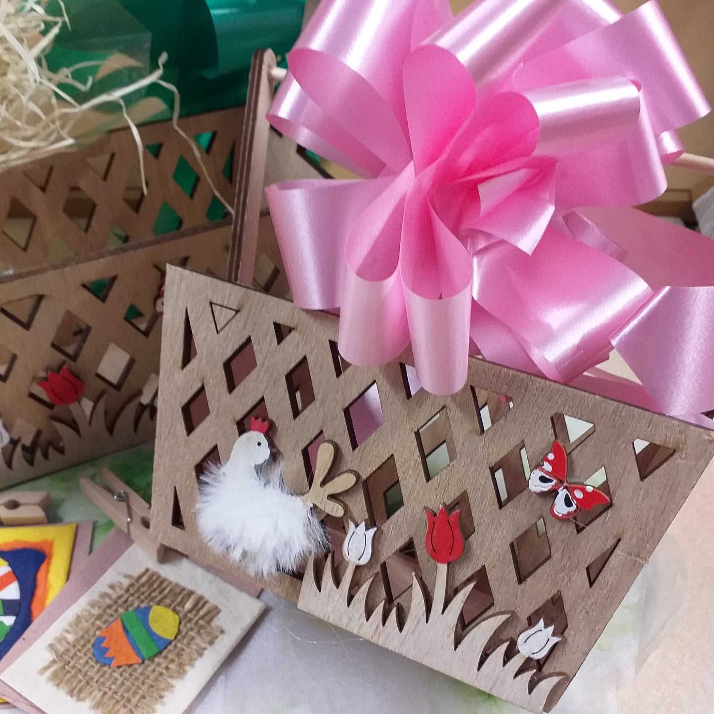 kit packaging paglietta legno riempitivo cellophane fiocchi nastro carta rosa verde bigliettini uova mollettine cestino legno contenitori recinto staccionata fai da te idea regalo pasquale confezione vetrina allestimento bomboniere