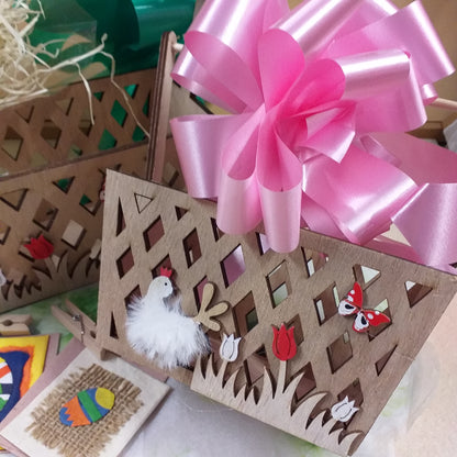 kit packaging paglietta legno riempitivo cellophane fiocchi nastro carta rosa verde bigliettini uova mollettine cestino legno contenitori recinto staccionata fai da te idea regalo pasquale confezione vetrina allestimento bomboniere