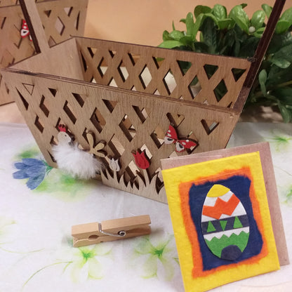 bigliettino giallo blu ovetto mollettina clip e kit packaging cestino legno contenitori recinto staccionata gallo gallina fai da te idea regalo pasquale confezione vetrina allestimento bomboniere