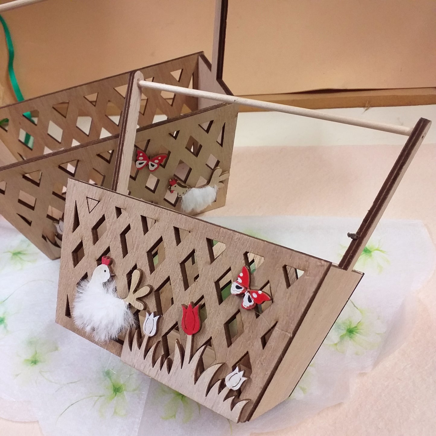 kit packaging cestino legno contenitori recinto staccionata gallo gallina piumette bianche tulipani fai da te idea regalo pasquale confezione vetrina allestimento bomboniere
