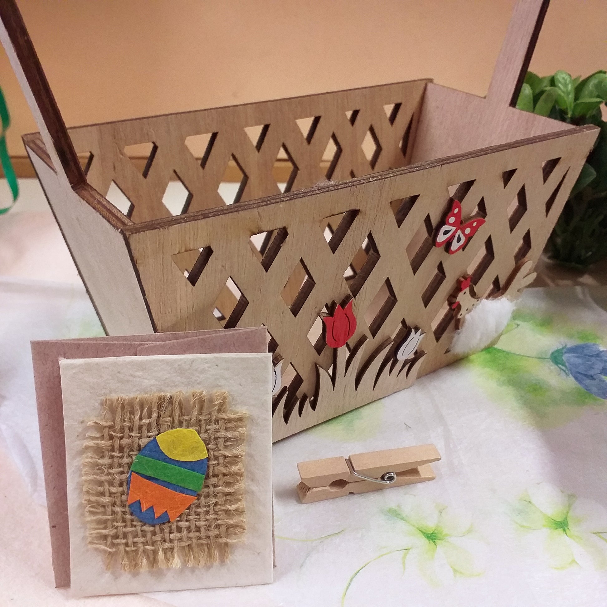 bigliettino ovetto juta clip mollettina kit packaging cestino legno contenitori recinto staccionata  fai da te idea regalo pasquale confezione vetrina allestimento bomboniere
