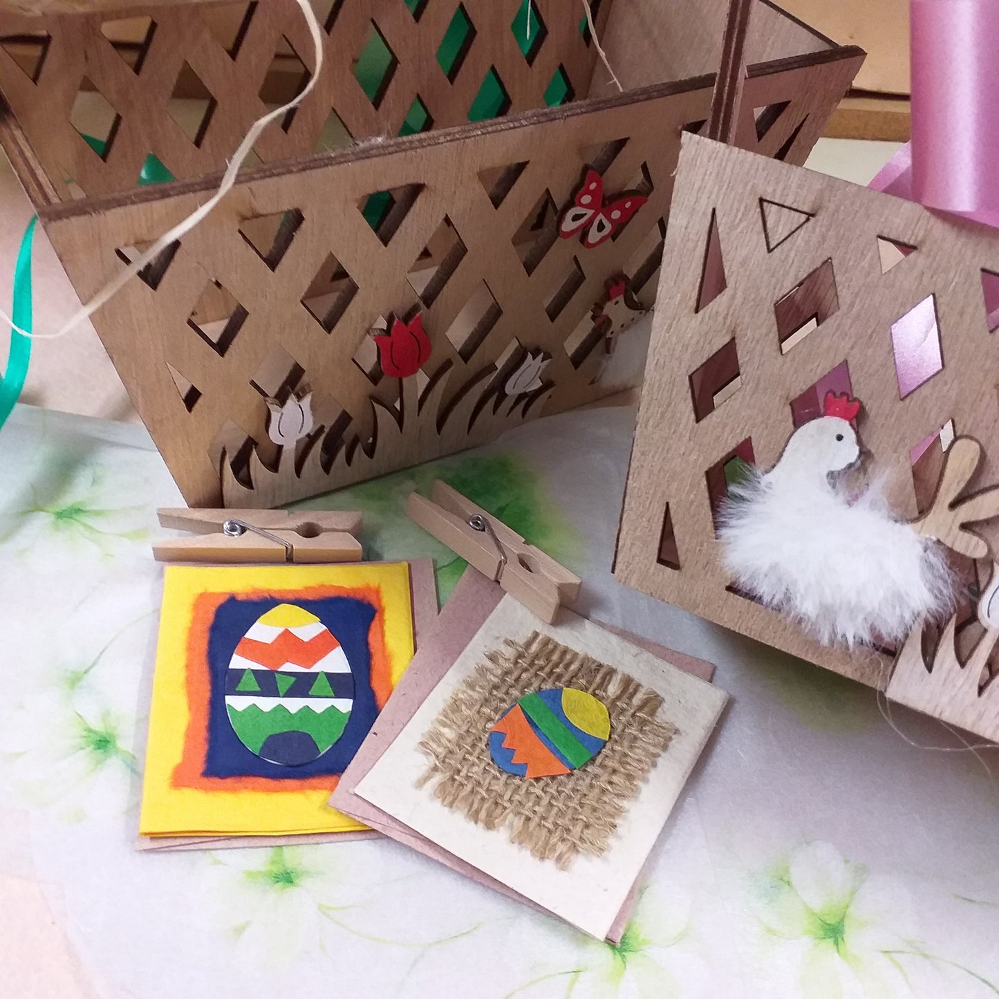kit packaging bigliettini uova mollettine cestino legno contenitori recinto staccionata gallo gallina piumette fai da te idea regalo pasquale confezione vetrina allestimento bomboniere