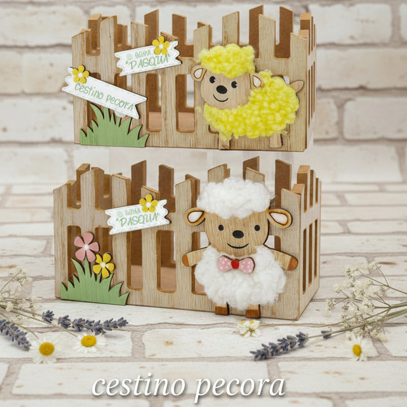 recinto cestino legno con applicazioni buona pasqua bambole di pezza stoffa peluche addobbi decorazioni per albero pasquale da appendere vetrinistica packaging chiudipacco confezioni regalo soggetto pecora bianca o gialla