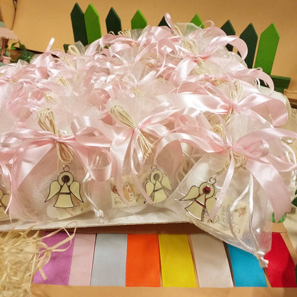 allestimento confettata bimba femminuccia rosa sacchetti confezionati confetti bigliettino angeli ciondoli bomboniere Battesimo Comunione Cresima metallo colore argento smalto panna angioletti stilizzati
