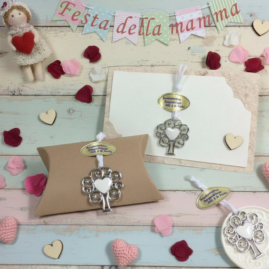 allestimento striscione banner bambolina uncinetto cuoricini a maglia, idee segnaposto ristorante chiudipacco regalo packaging confezionamento bustina biglietto carta a mano cuore albero metallo smalto festa mamma pasqua san valentino ciondolo con tag sticker bonbonniéres a main cuoricini bomboniere fai da te matrimonio comunione cresima
