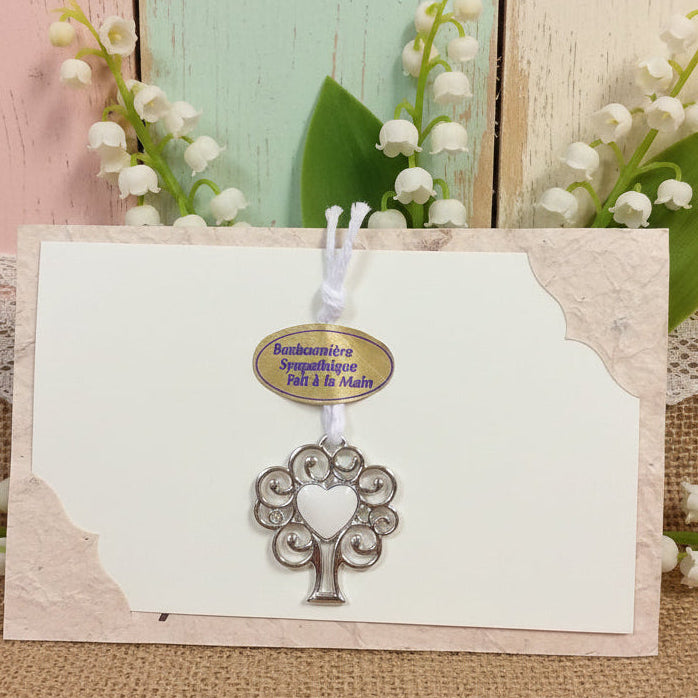 mughetti e biglietto carta avoha fatta a mano idee segnaposto ristorante chiudipacco regalo packaging confezionamento cuore albero san valentino festa mamma pasqua ciondolo con tag sticker bonbonniéres a main cuoricini