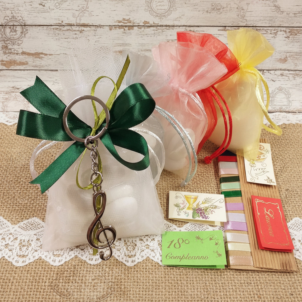 sacchettino confetti bianco verde confezionato 18° compleanno comunione laurea cresima con portachiavi metallo ciondolo chiave di violino sol musicologia conservatorio