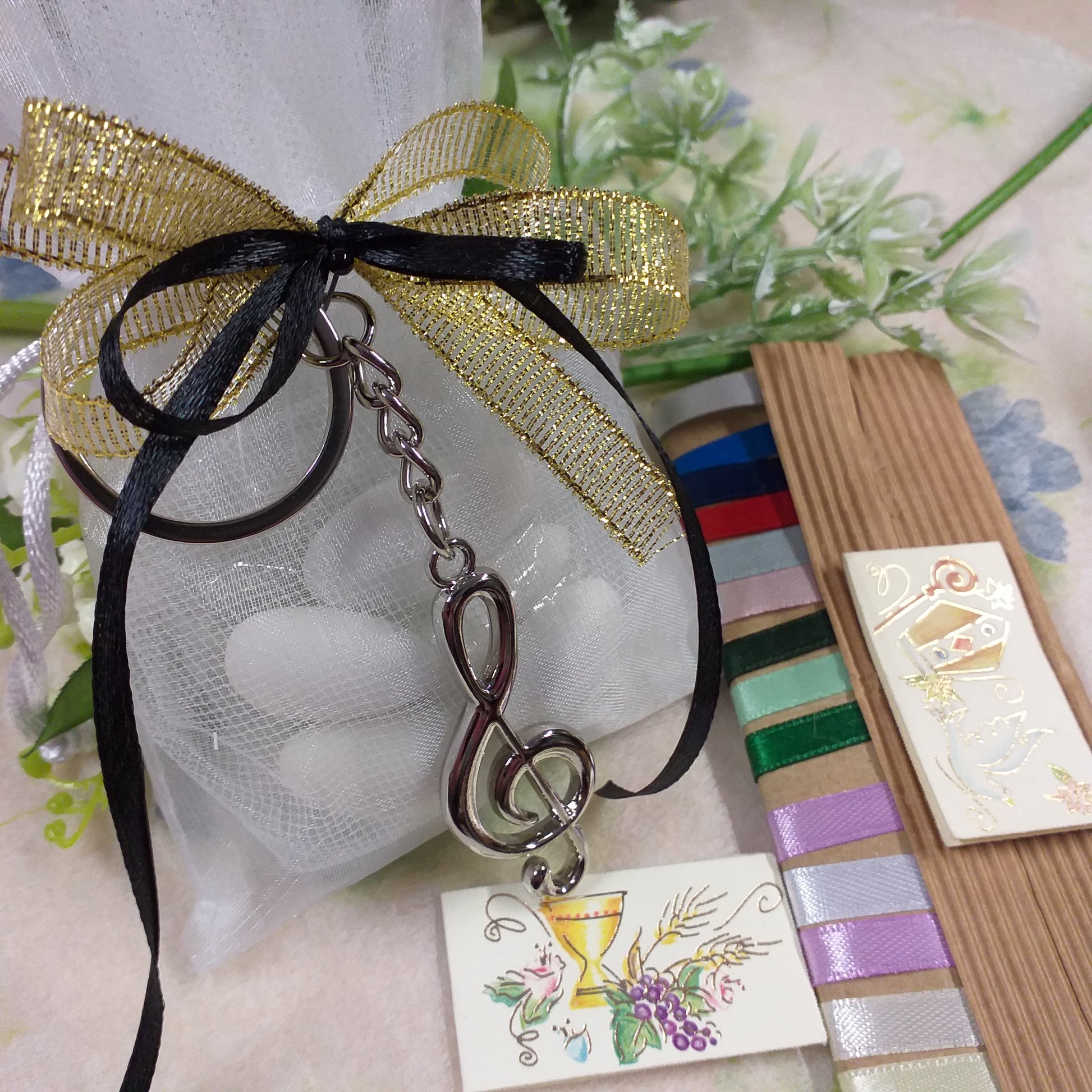 bianco colore-nero e dorato sacchetto confezionato confetti per compleanno comunione cresima composizione con portachiavi metallo ciondolo chiave di violino sol bomboniere musica conservatorio