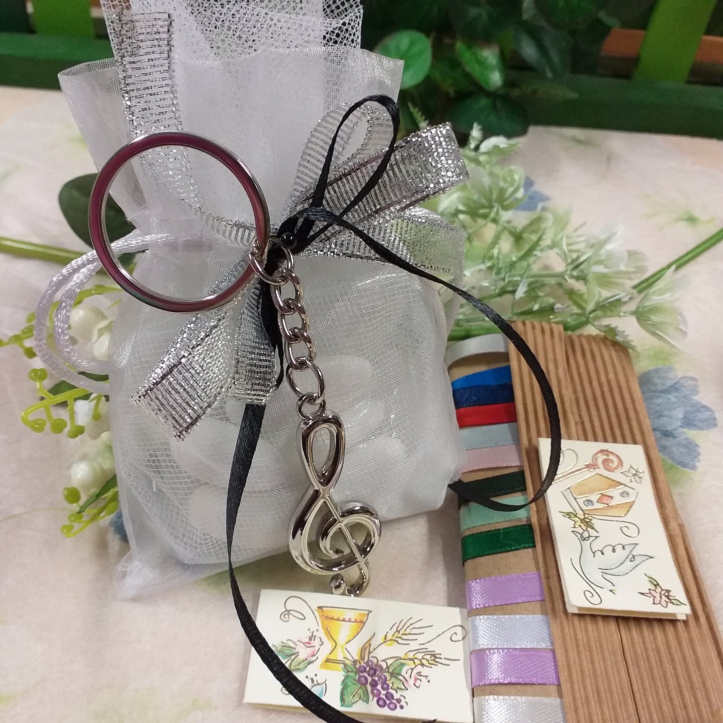 bianco colore-nero e argentato sacchetto confezionato confetti per compleanno comunione cresima composizione con portachiavi metallo ciondolo chiave di violino sol bomboniere musica conservatorio