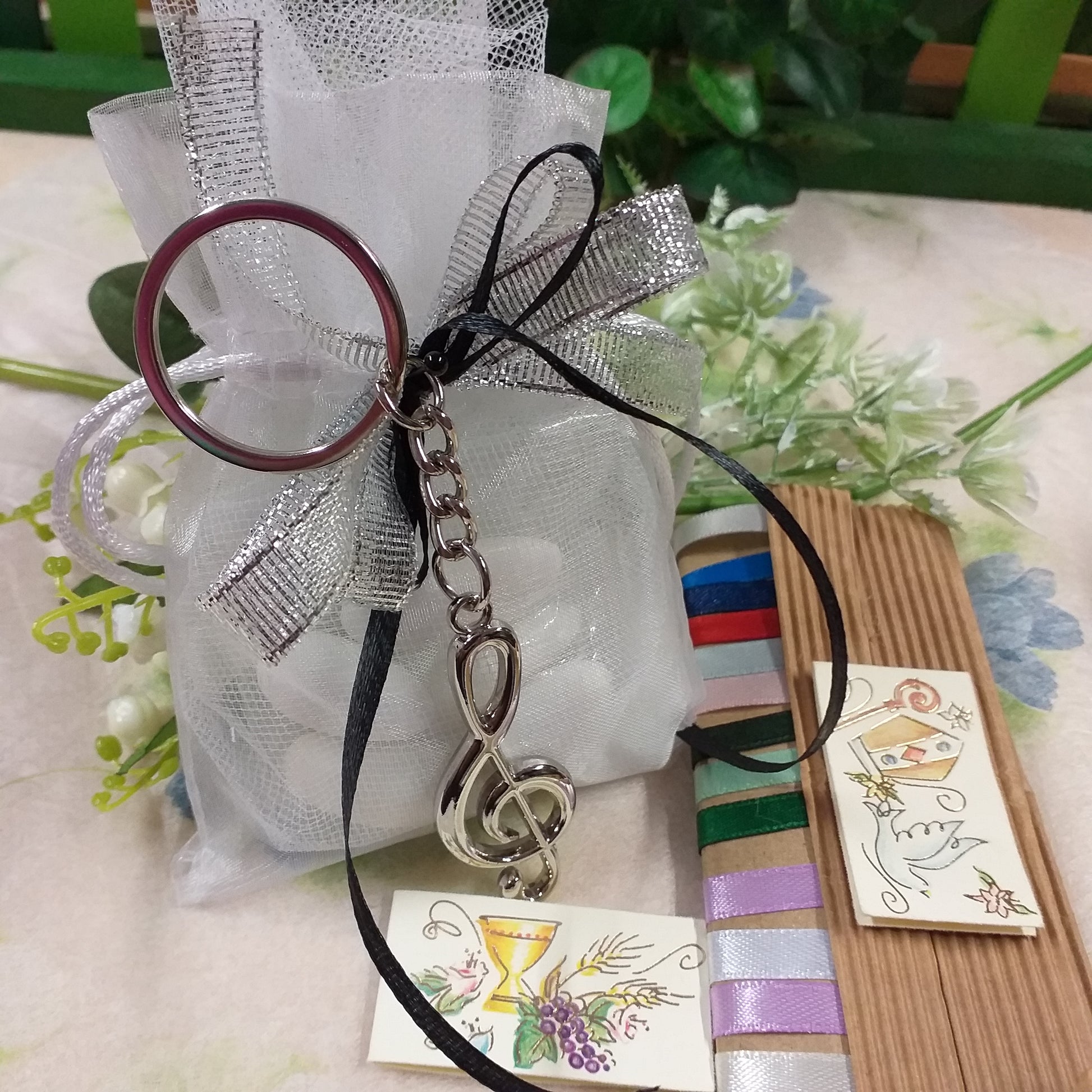 bianco colore-nero e argentato sacchetto confezionato confetti per compleanno comunione cresima composizione con portachiavi metallo ciondolo chiave di violino sol bomboniere musica conservatorio