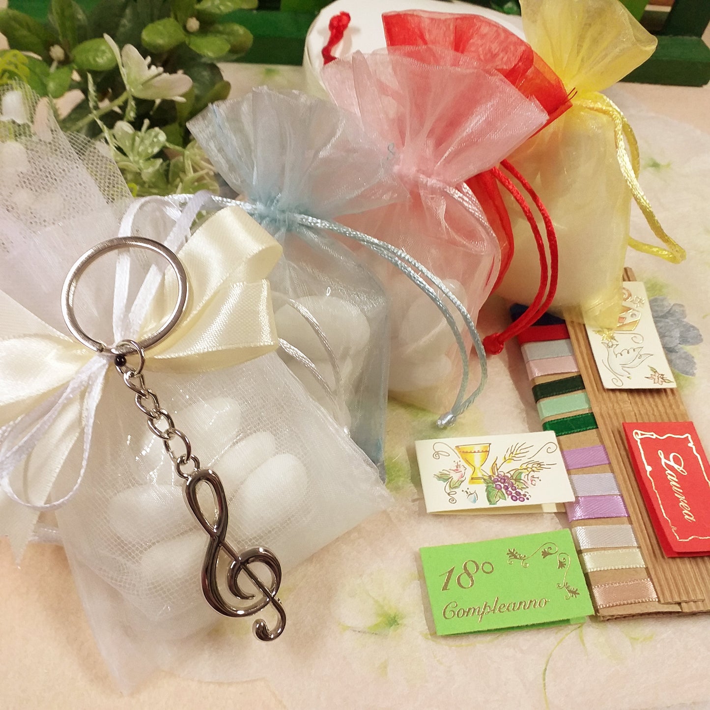 bianco e panna sacchetto confezionato confetti per compleanno comunione cresima composizione con portachiavi metallo ciondolo chiave di violino sol bomboniere musica conservatorio ragazzo ragazza