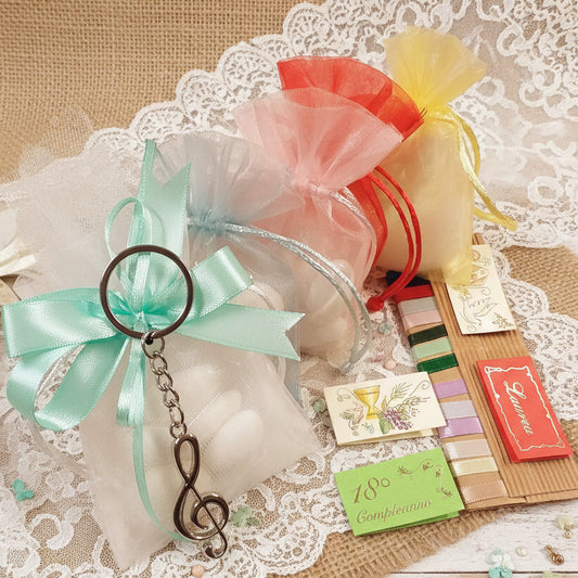 tiffani-chiaro sacchetto confezionato confetti per compleanno comunione cresima composizione con portachiavi metallo ciondolo chiave di violino sol bomboniere musica conservatorio