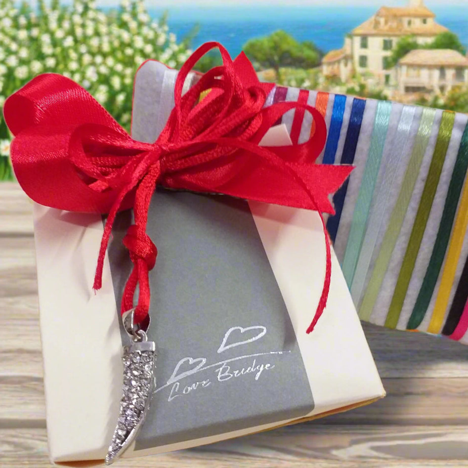 cornetto brillantini ciondolo portafortuna collana bomboniera confezionata confetti idea regalo scelta nastrini colori per scatolina packaging laurea rosso coccarda Comunione Cresima
