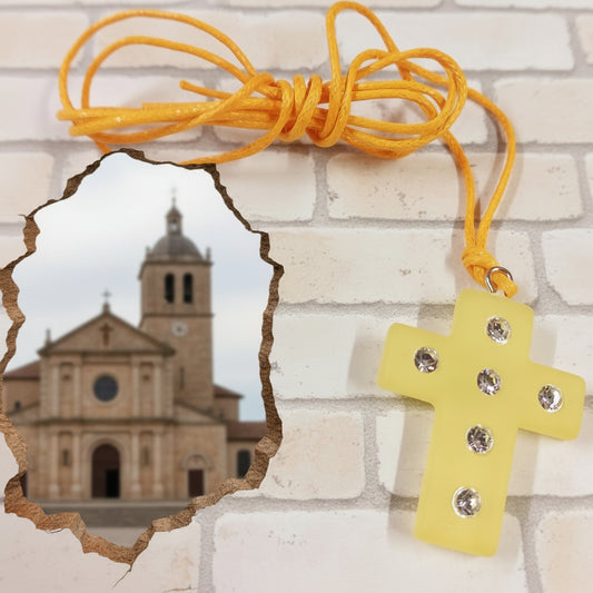 collanina per bambini ragazzi cordino cerato giallo Croce ciondolo resina simil-polaris strass di brillantini idea regalo gadget souvenir ricordino pensierino maestre catechiste bomboniera religiosa
