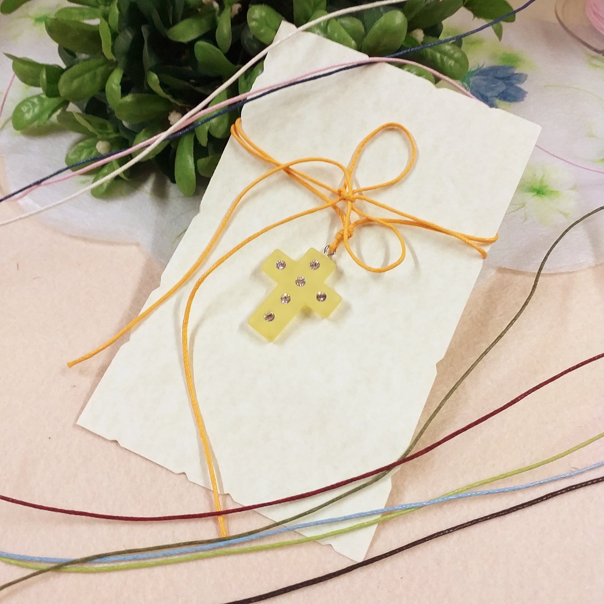 quale colore scegliere di cordoncini collanina per bambini ragazzi cordino cerato giallo Croce ciondolo resina simil-polaris strass di brillantini idea regalo gadget souvenir ricordino pensierino maestre catechiste bomboniera religiosa