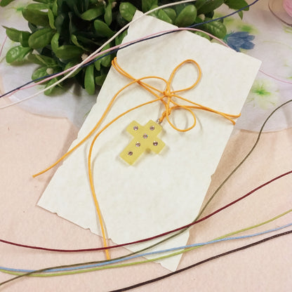 quale colore scegliere di cordoncini collanina per bambini ragazzi cordino cerato giallo Croce ciondolo resina simil-polaris strass di brillantini idea regalo gadget souvenir ricordino pensierino maestre catechiste bomboniera religiosa