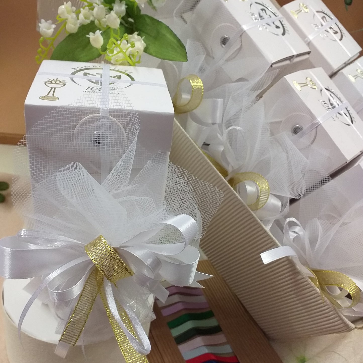 oggettistica da regalo e bomboniera uso confezionamento confetti clessidra vetro legno frasi stampate con scatola bianca packaging confezionare coccarda prima comunione altri colori