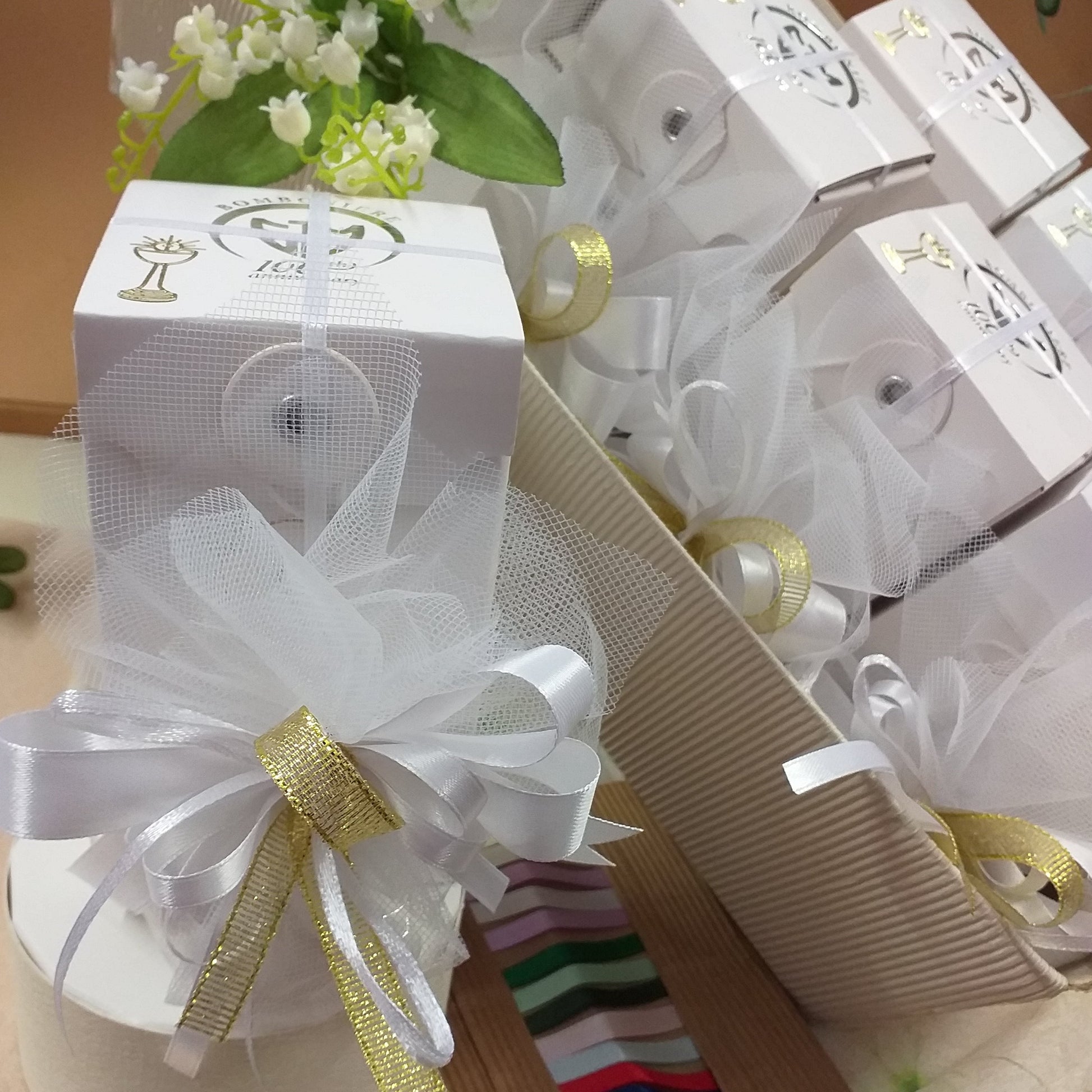 oggettistica da regalo e bomboniera uso confezionamento confetti clessidra vetro legno frasi stampate con scatola bianca packaging confezionare coccarda prima comunione altri colori