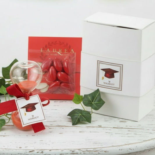 clessidra vetro sabbia rossa bomboniera laurea by margot confezionata confetti Maxtris bigliettino stampa dorata scatola bianca