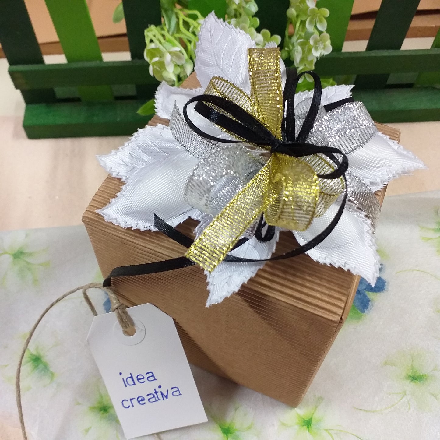 idea creativa anniversario matrimonio nozze oro argento scatola cartoncino ondulato e nastro canetè organza portaconfetti tirante foglie petali per costruire coccarda segnaposto packaging confezionamento bomboniere fai da te fiori confetti italiani