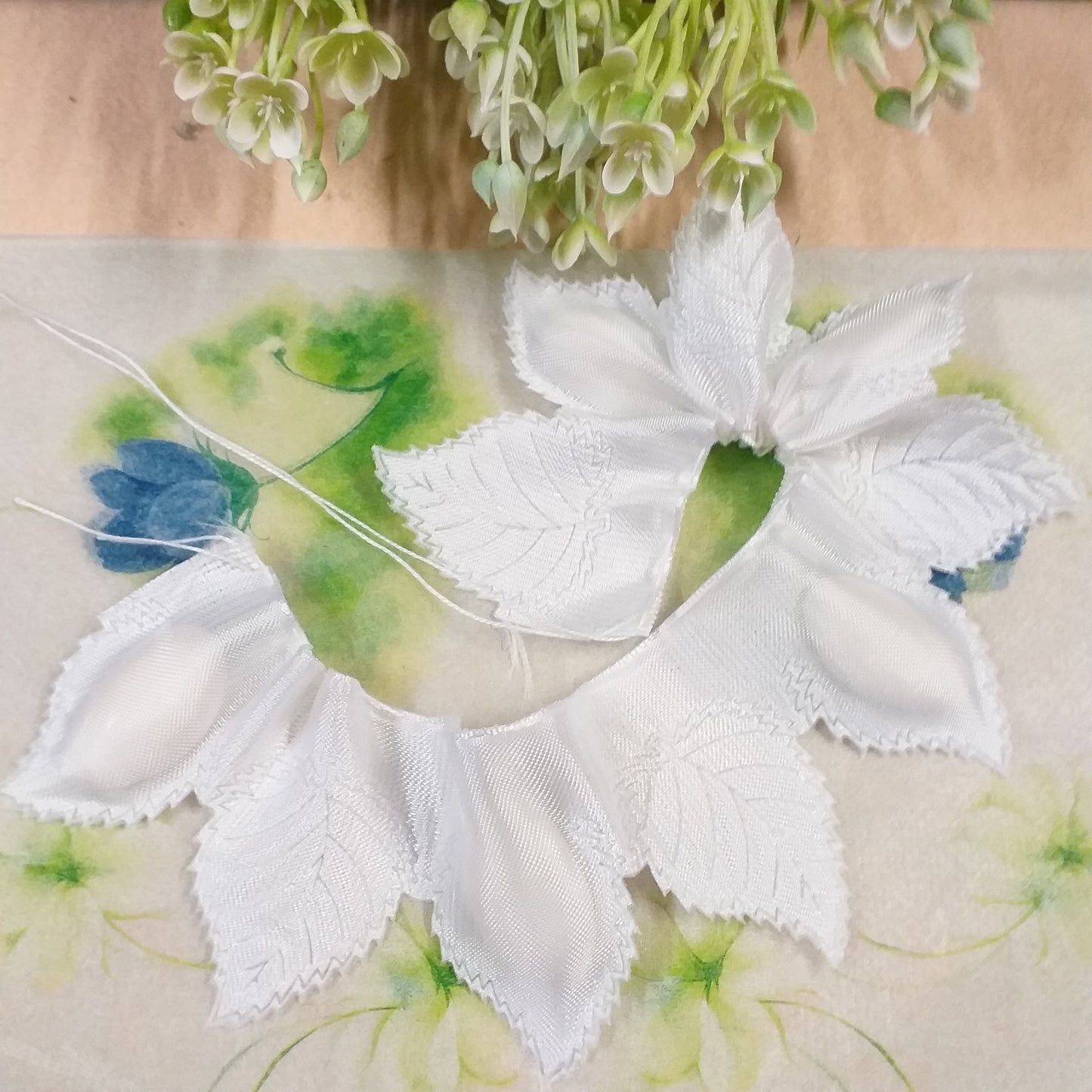 come fare una composizione con nastro canetè organza portaconfetti tirante foglie petali per costruire coccarda segnaposto packaging confezionamento bomboniere fai da te fiori confetti italiani