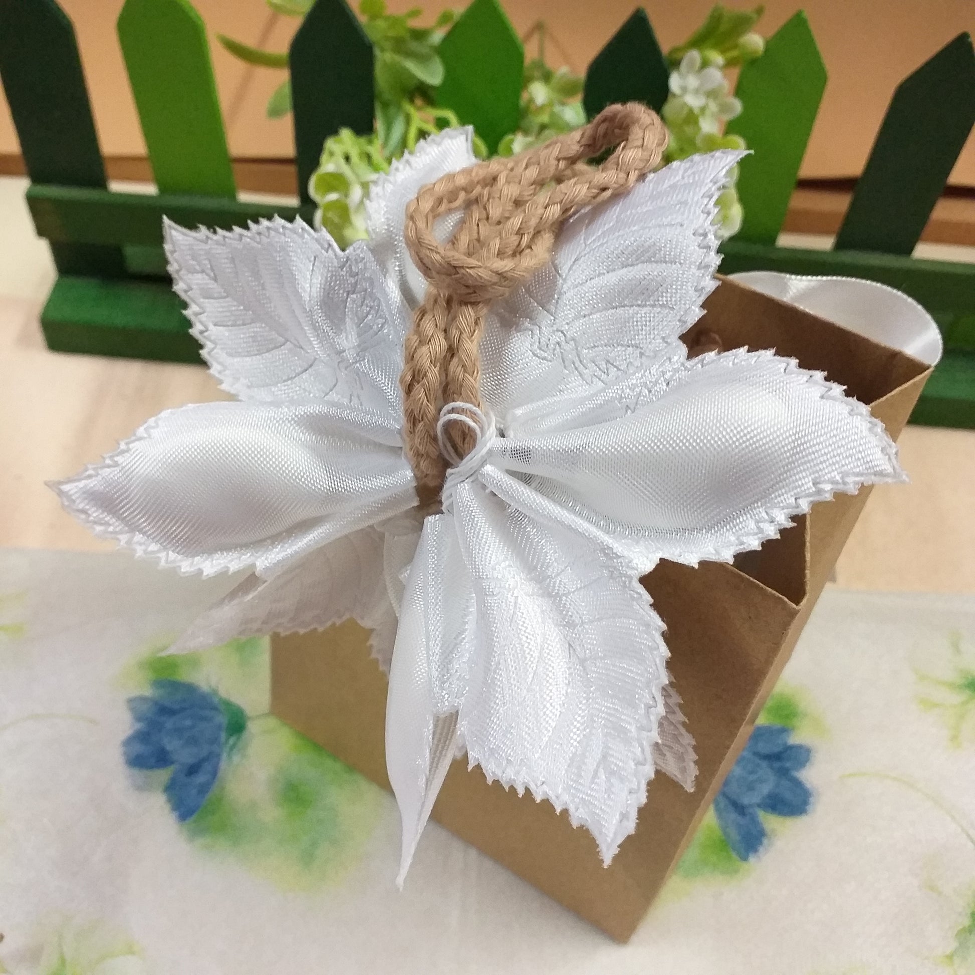 idea creativa come confezionare mini shopper sportina borsina carta avana kraft nastro canetè organza portaconfetti tirante foglie petali per costruire coccarda segnaposto packaging confezionamento bomboniere fai da te fiori confetti italiani