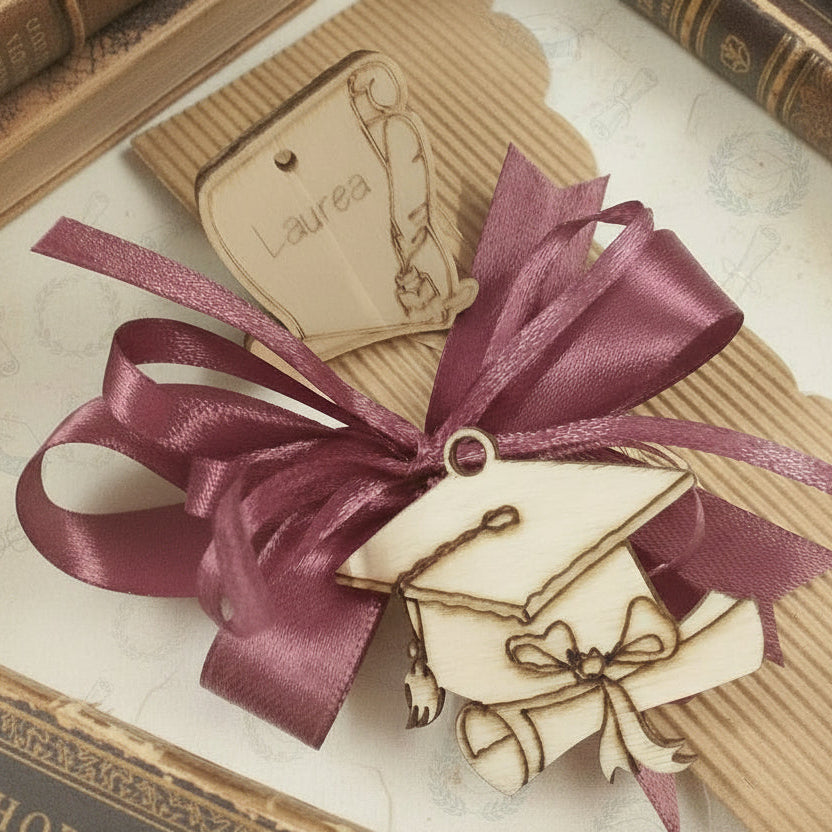 coccarda bordò pergamena calamaio inchiostro cappello di laurea tocco ciondolo di legno legnetto applicazione fiocco nappina per segnaposto laurea composizione bomboniere decorazione