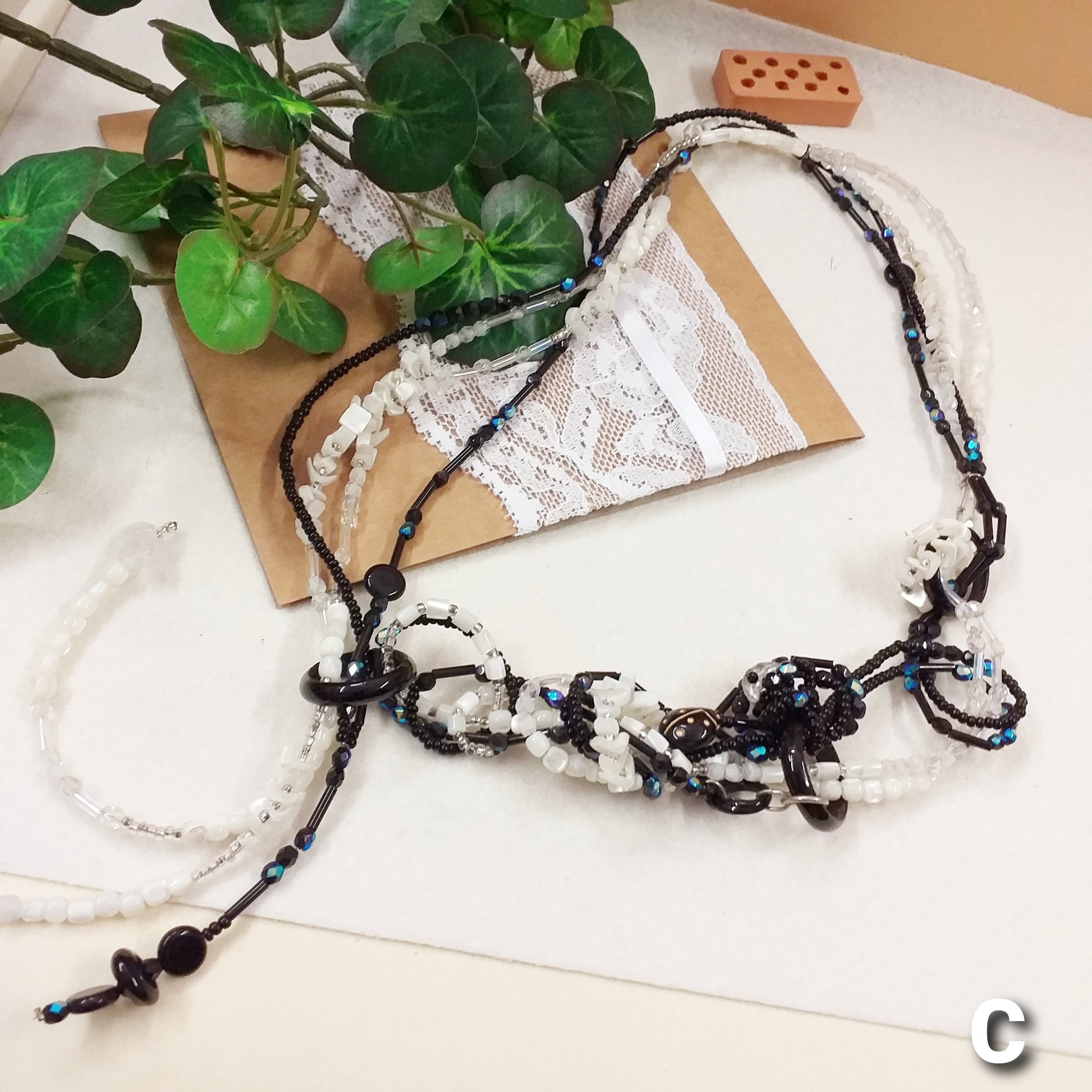 bianco nero cerchio schema tecnica collane fatte a mano estive con perline particolari veneziane vetro pietre perle di conteria