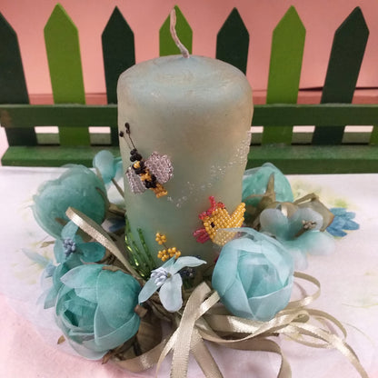 composizione candela azzurra pulcino ape perline + giro-candela rose boccioli foglie verdi colore tiffani-pastello nastrini uso centrotavola composizione floreale allestimento matrimonio pasquale vetrinistica fiori finti artificiali di stoffa organza